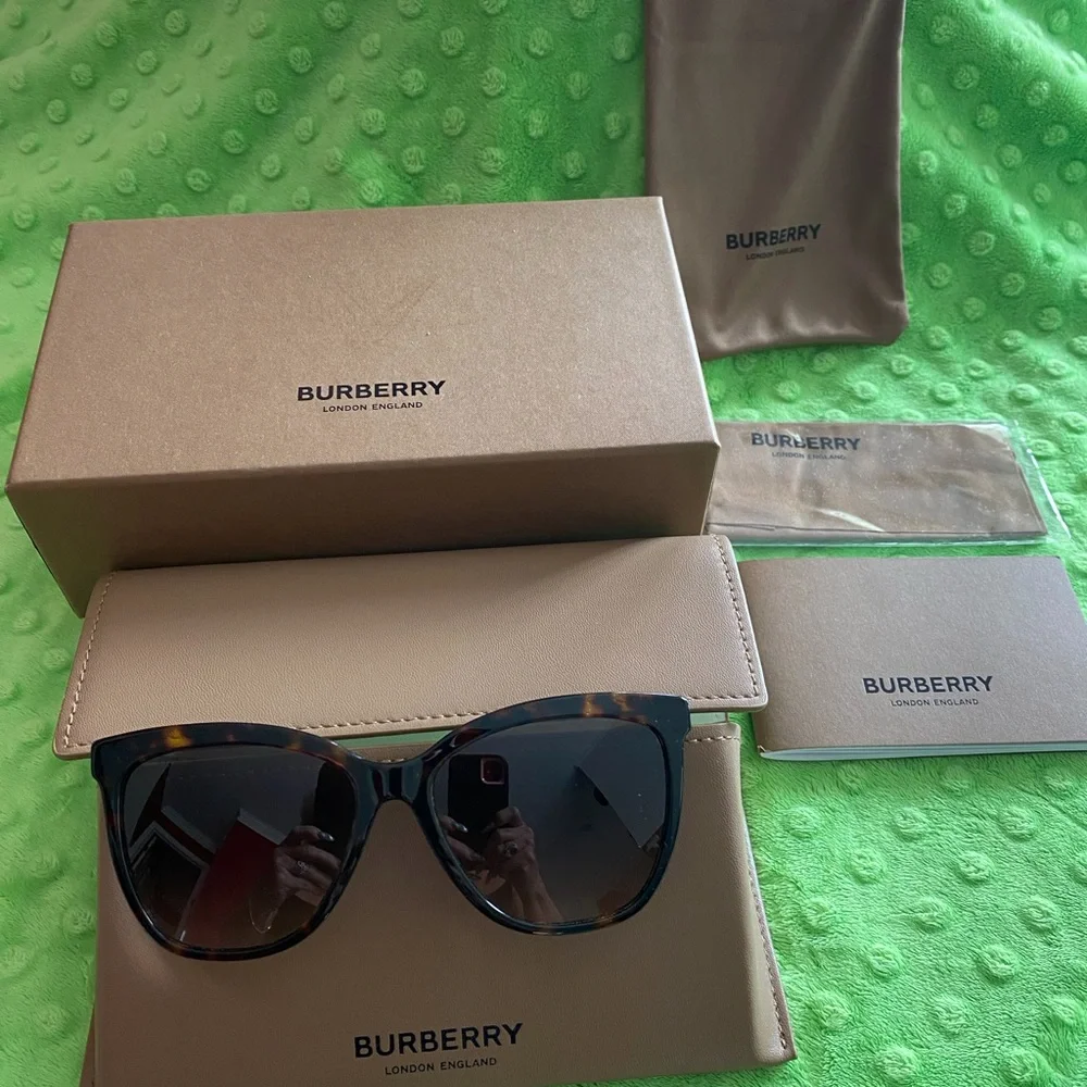 Burberry Sunglasses NWOT - Picture 10 of 16